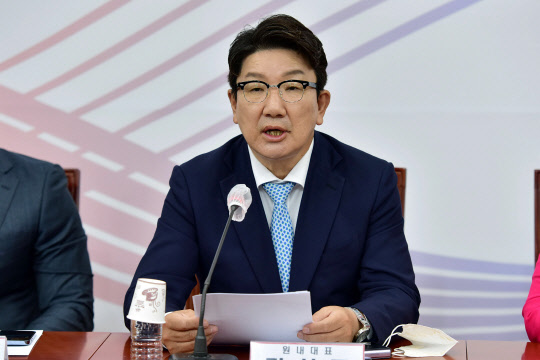 권성동 국민의힘 원내대표가 9일 오전 서울 여의도 국회 본관에서 열린 당 최고위원회의에서 발언하고 있다.<국회사진기자단·연합뉴스>